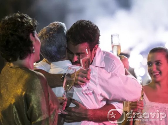 Imperio - Enrico e Claudio se abraçam Inácio Moraes/Gshow