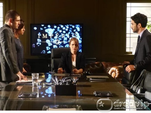 Imperio - Familia se reune para falar das contas da empresa Tatiane Helich/ Gshow