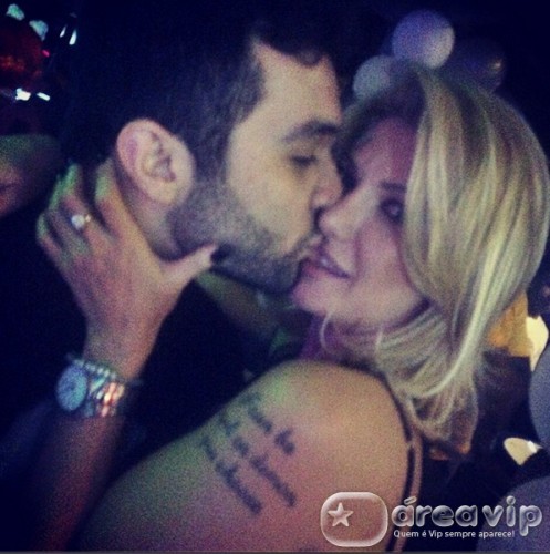 Antônia Fontenelle posta foto recebendo beijinho de Jonathan Costa