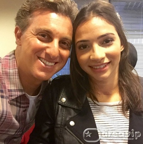 Apresentador Luciano Huck comete gafe com Laís Souza – Veja!