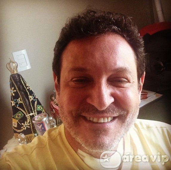 Após acidente, Luis Ricardo posta foto com curativo no pescoço