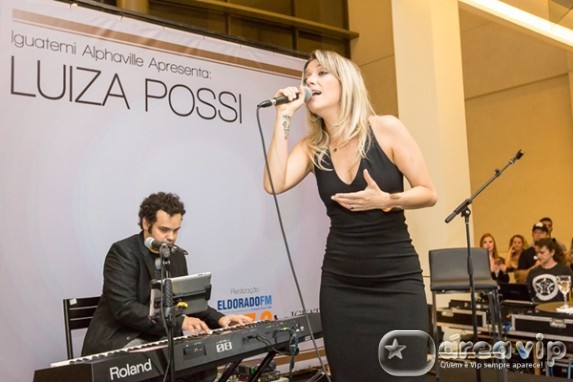 Luiza Possi canta sucessos de sua carreira em um pocket show no shopping