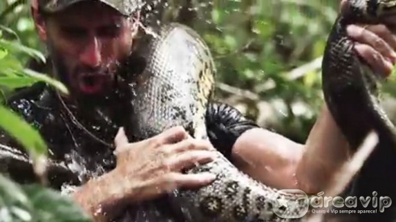 Cobra não engole homem, e canal estuda cancelar exibição no Brasil – Veja o vídeo!