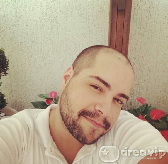 Tiago Abravanel exibe novo visual