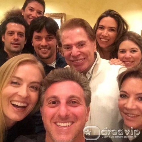 Luciano Huck posta selfie ao lado de Silvio Santos e família