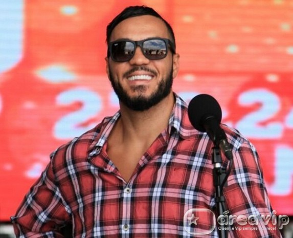 Gracyanne Barbosa posta foto do novo sorriso de Belo