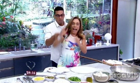 Cissa Guimarães leva susto com aranha de mentira no “Mais Você” – Veja!
