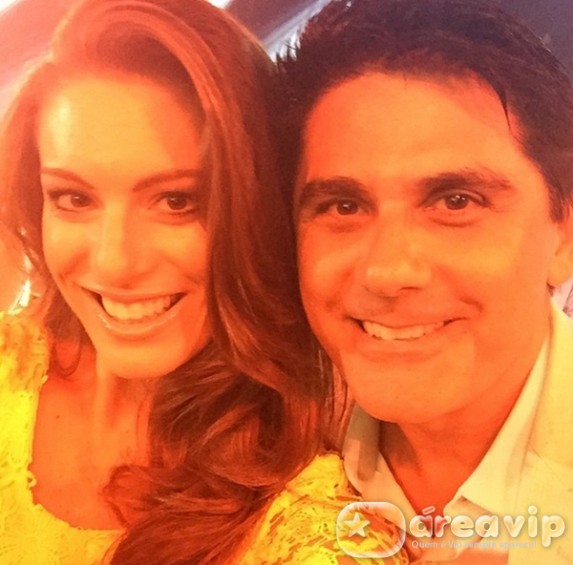 Elaine Mickely revela que César Filho não gosta de ver cenas dela beijando na boca