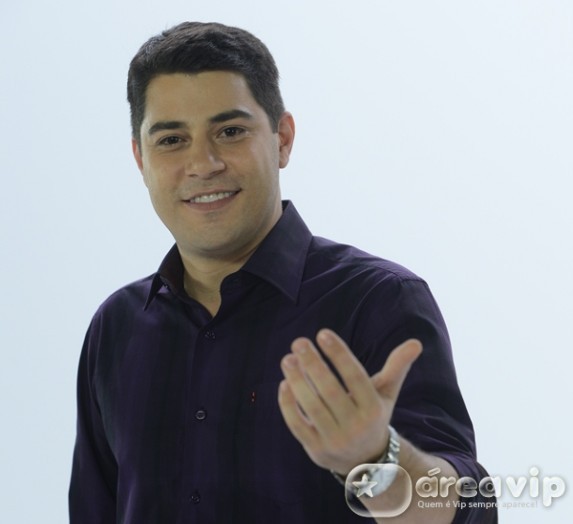 Evaristo Costa vai cobrir as férias do Tadeu Schmidt no “Fantástico”
