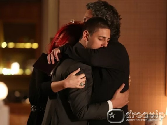 Imperio - Muito emocionado, Zé abraça o filho e a nora Foto: Pedro Curi/TV Globo