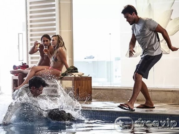 Imperio - Enrico joga Teo na piscina Fábio Rocha/Gshow