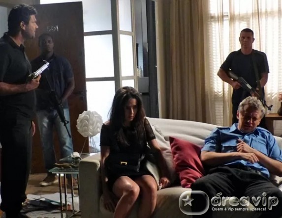 Imperio - Homens armados invadem apartamento de Isis Cláudia Castilho/ Gshow