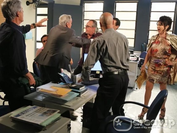 Imperio - Magnolia arma barraco e salva Claudio de ser preso Isabella Pinheiro/ Gshow