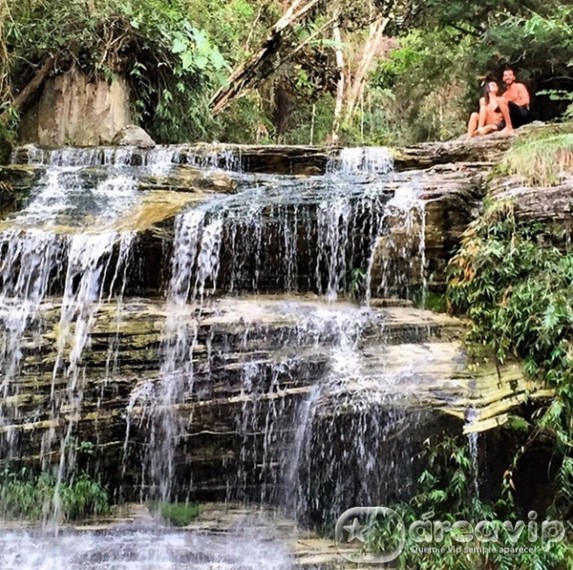 Isis Valverde posta foto com o namorado em cachoeira