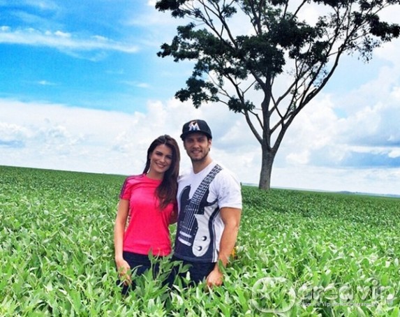 Ex-BBBs Eliéser Ambrósio e Kamilla Salgado curtem dia no campo