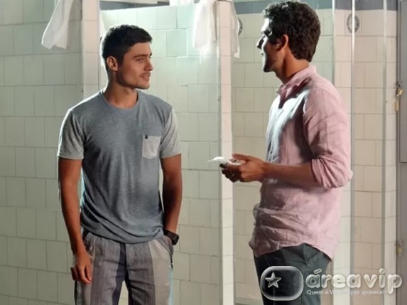 Alto Astral - Gustavo fica pensativo com proposta de Leo Maria Clara Lima / Gshow