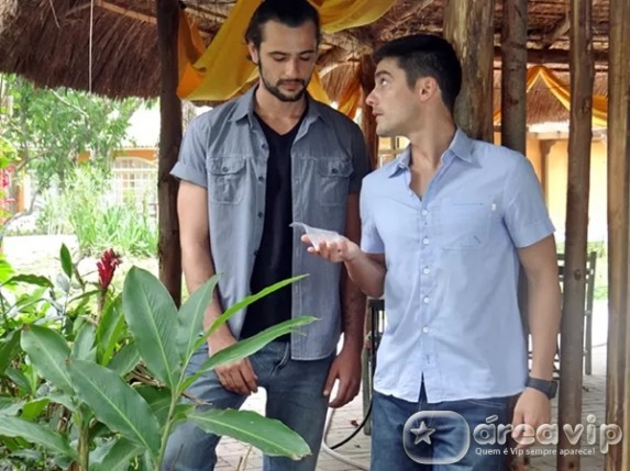 Alto Astral - Gustavo se arrisca e trafica no clube Maria Clara Lima / Gshow