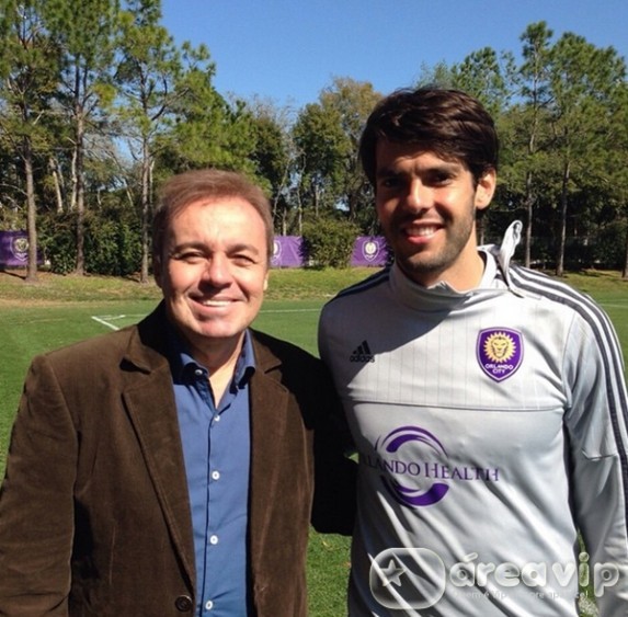 Gugu entrevista Kaká na estreia de seu programa na Record