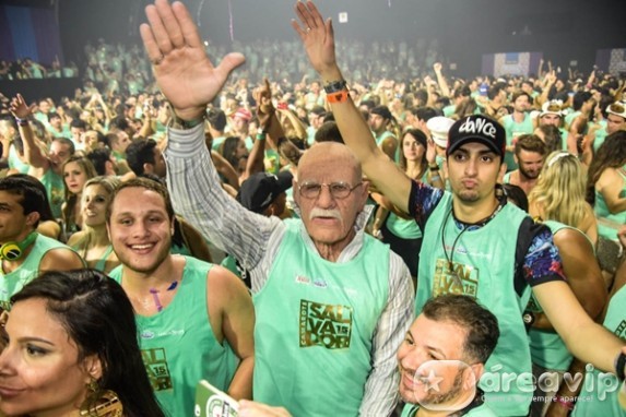 Lucas Lucco se fantasia de idoso para curtir o carnaval