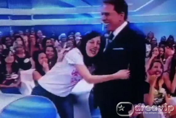 Silvio Santos cai na gargalhada com risada de mulher da plateia – Veja!