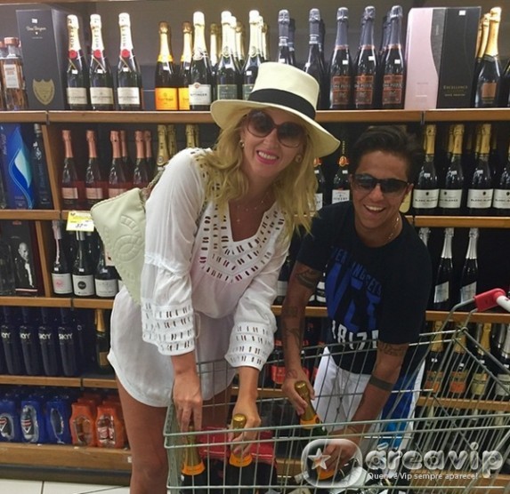 Val Marchiori e Thammy fazem compras de champanhe e bebidas