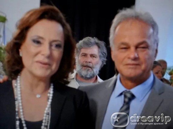 Alto Astral - Manuel flagra intimidade de Pedro e Tina Foto: TV Globo