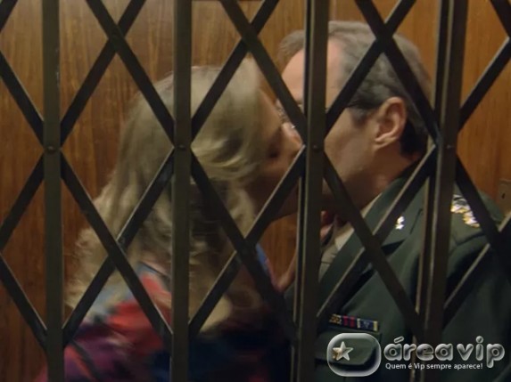 Boogie Oogie - Beatriz e Elisio se beijam Foto: TV Globo