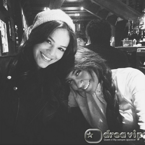 Bruna Marquezine parabeniza irmã de Neymar