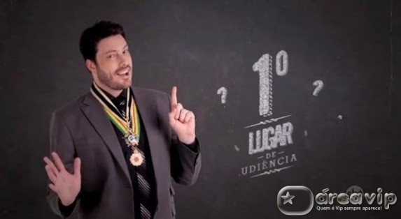 Danilo Gentili comemora o primeiro lugar de audiência