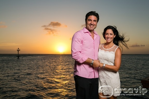 Edu Guedes curte Aruba ao lado da noiva