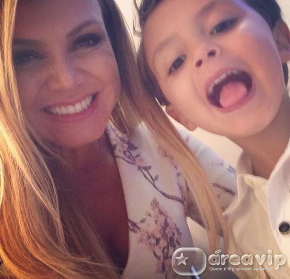Eliana recebe a visita do filho nos bastidores de seu programa