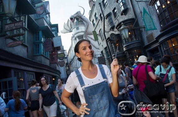 Ivete Sangalo se diverte no mundo de Harry Potter, em Orlando