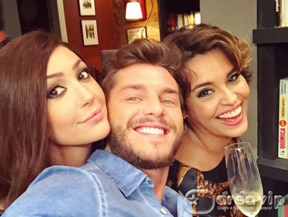 Josie Pessoa e Klebber Toledo trocam beijos