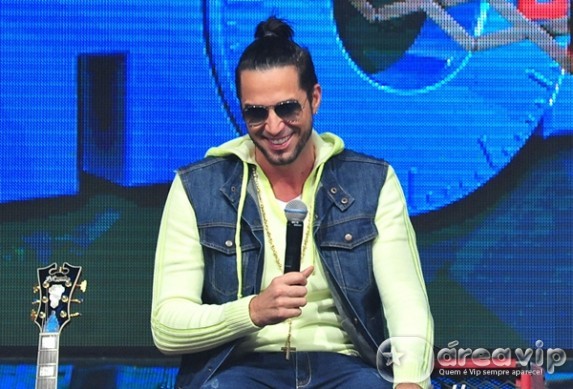 Mãe de filho de Latino volta a reclamar de atraso nas pensões