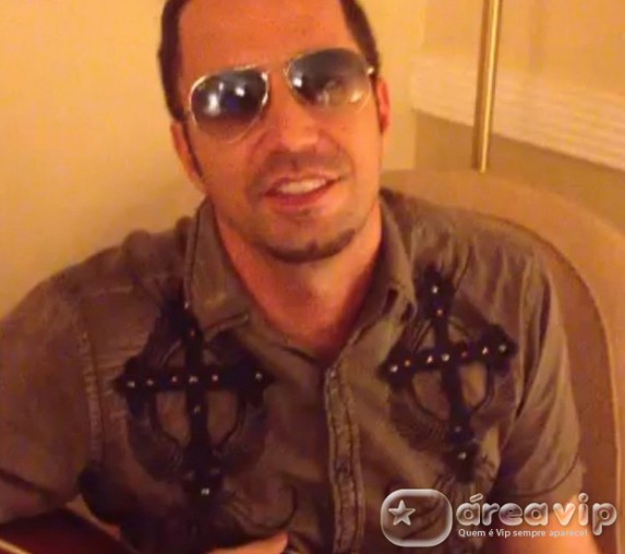 Latino quase é barrado em prêmio de música no Rio, diz colunista