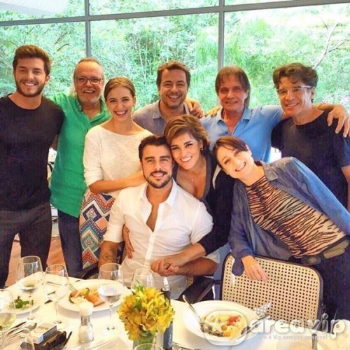 Roberto Carlos posa para foto com elenco de Império
