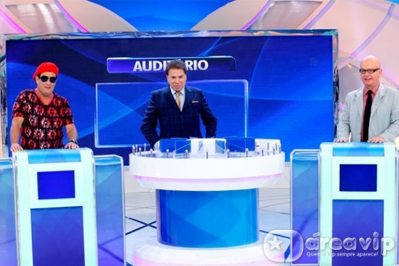 Marcelo Tas realiza sonho ao apertar bochecha do Silvio Santos