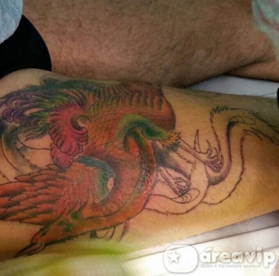 Depois de dez anos, Latino apaga tatuagem de Kelly Key