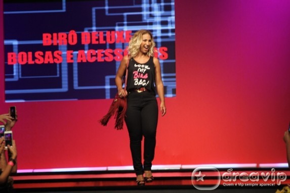 Valesca Popozuda desfila e realiza show para vips em São Paulo