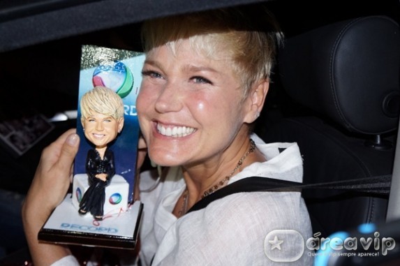 Xuxa ganha miniatura de presente de fãs no dia de seu aniversário