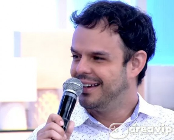 Adrilles repensa ensaio sensual, após negar convite