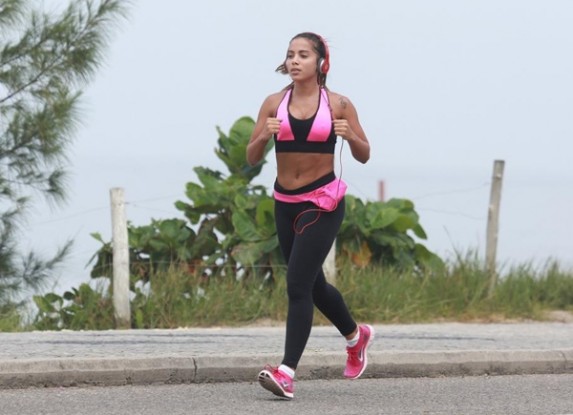 Anitta corre pela orla no Rio de Janeiro