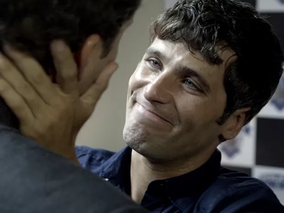 Babilonia - Murilo finge gratidao ao irmao Foto: TV Globo