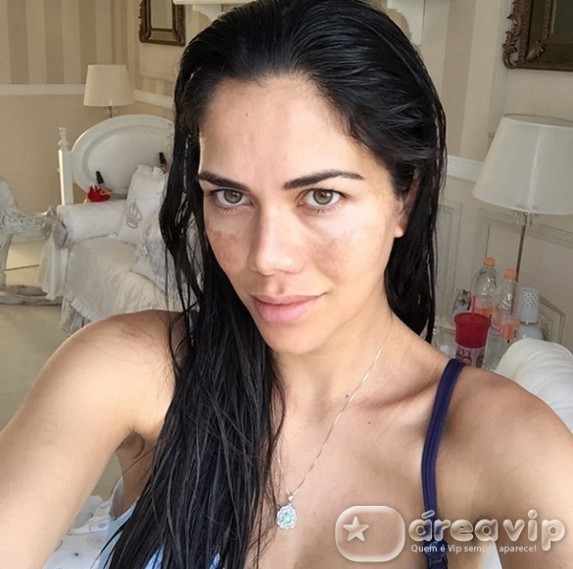 Daniela Albuquerque diz que está ‘passando xixi da filha’ no rosto
