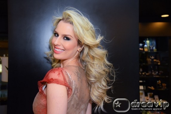 Ex-BBB Fernanda Keulla muda o visual