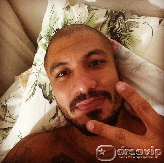 Ex-BBB Fernando posta selfie na cama