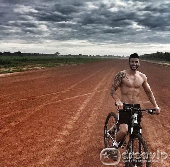 Gusttavo Lima exibe boa forma