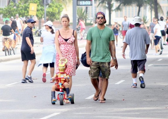 Grávida de gêmeos, Luana Piovani exibe barrigão durante passeio com a família