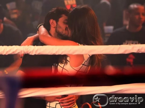 Jade beija Cobra na frente de todo mundo