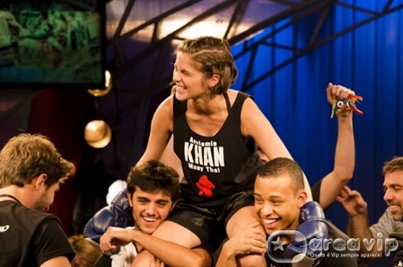 Karina vence campeonato de muay thai